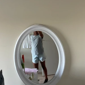 Jeans shorts - Storlek: 34 Knappt använda från primark. Ord. Pris: 200kr men säljs för 100kr