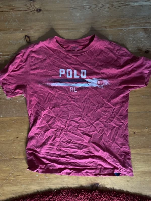 Röd t-shirt - Äsnygg ich lätt T-shirt som kan funka till vad som! Super härlig och skön. Skriv om du undrar något speciellt ❤️