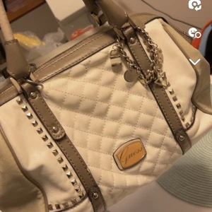 Guess väska - Använt skick har långt band till den också med