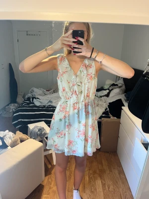 Jättefin sommarklänning  - 🩵🩷