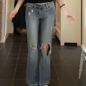 Lågmidjade jeans  - Säljer dessa snygga håliga jeans 😍😍 midjemått ungefär 78 Ja är 168 å de passar bra i längden
