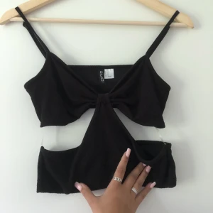 Topp - Helt ny topp från h&m. Endast testad strl M passar även S, justerbara band så den går att justera efter sig själv. Fler bilder kan skickas vid intresse. Frakt ingår ej