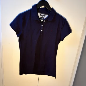 Pikétröja - En marinblå piké tröja i gott skick