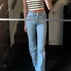 Zara Jeans!! - Säljer nu mina favorit Zara jenas i mid rise pågrund av att de börjar bli för små, super fina och sitter supersnyggt💗Storlek 32, passar mig i längden som är 164cm, ord pris 360kr mitt pris 200kr