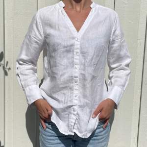 En fin vit linneskjorta med vringning