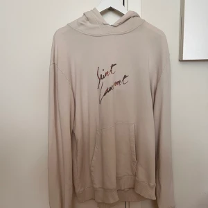 Saint laurent hoodie strl L - Passar storlek L/Xl, oversized. Jag är 193cm lång och passade mig bra,  Använd fåtal gånger, toppskick!  Off-white färg på hoodien.  Nypris 7800kr, går ej att få tag på längre. Kvitto finns via Farfetch! Pris 3000 eller bud.