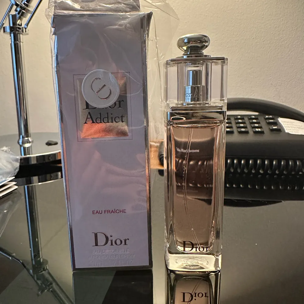 Köpte fel sort idag. Kartong, kvittot finns och icke använd säljes för 700 kr.  Dior Addict eau fraiche.  Finns i Stockholm under helgen annars Göteborg eller skickas. Köpare står för frakten. . Accessoarer.