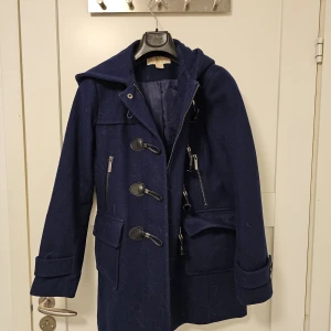 Duffelkappa - Varm duffel jacka/halvkappa i bra skick. Mörkblå färg