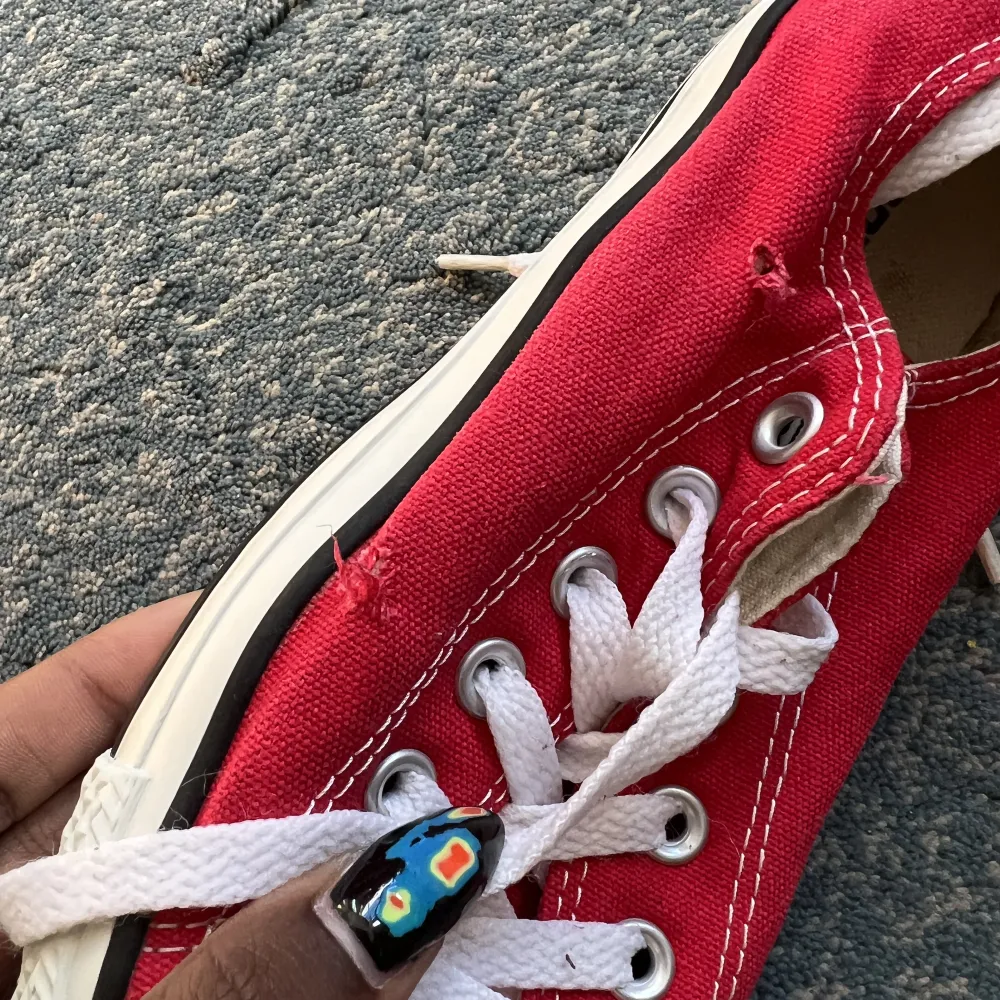 Sparsamt använda röda Converse all star low top, storlek 39. Härliga sommarskor. Ett par slitningar i tyget på höger sko  *Håller på att flytta så köp gärna så snart som möjligt* . Skor.