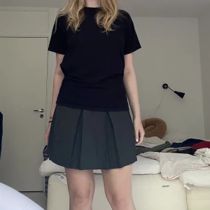Kjol - Kjol, gammal skoluniformskjol. Storleken är ”12 år/152 cm” men sitter bra för mig i midjan och längden som är M och är 177 cm 