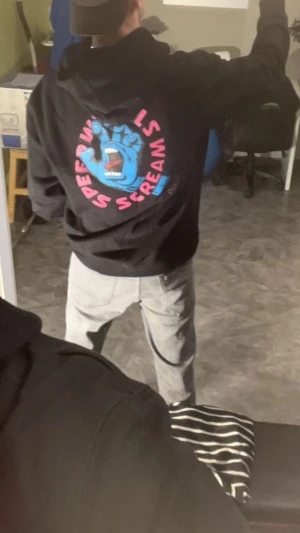 Santa Cruz Hoodie - Tja säljer min Santa Cruz hoodie som jag knappt har använt. Den passar storlek M. Skriv vid intresse MVH//Sebbe