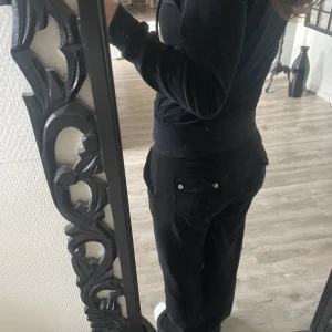Juicy Couture Sett - Säljer mitt svarta juicy sett för det kommer inte till användning. Både tröjan och byxan är i stl xs. Kan gå ner i pris vid snabb affär så skriv gärna! 