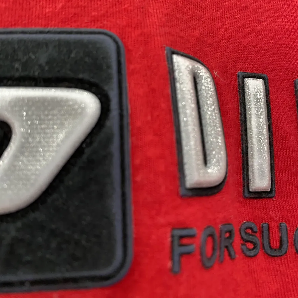 T-shirt från Diesel med glittriga bokstäver i toppenskick!❤️ Skriv privat för fler bilder☺️. T-shirts.