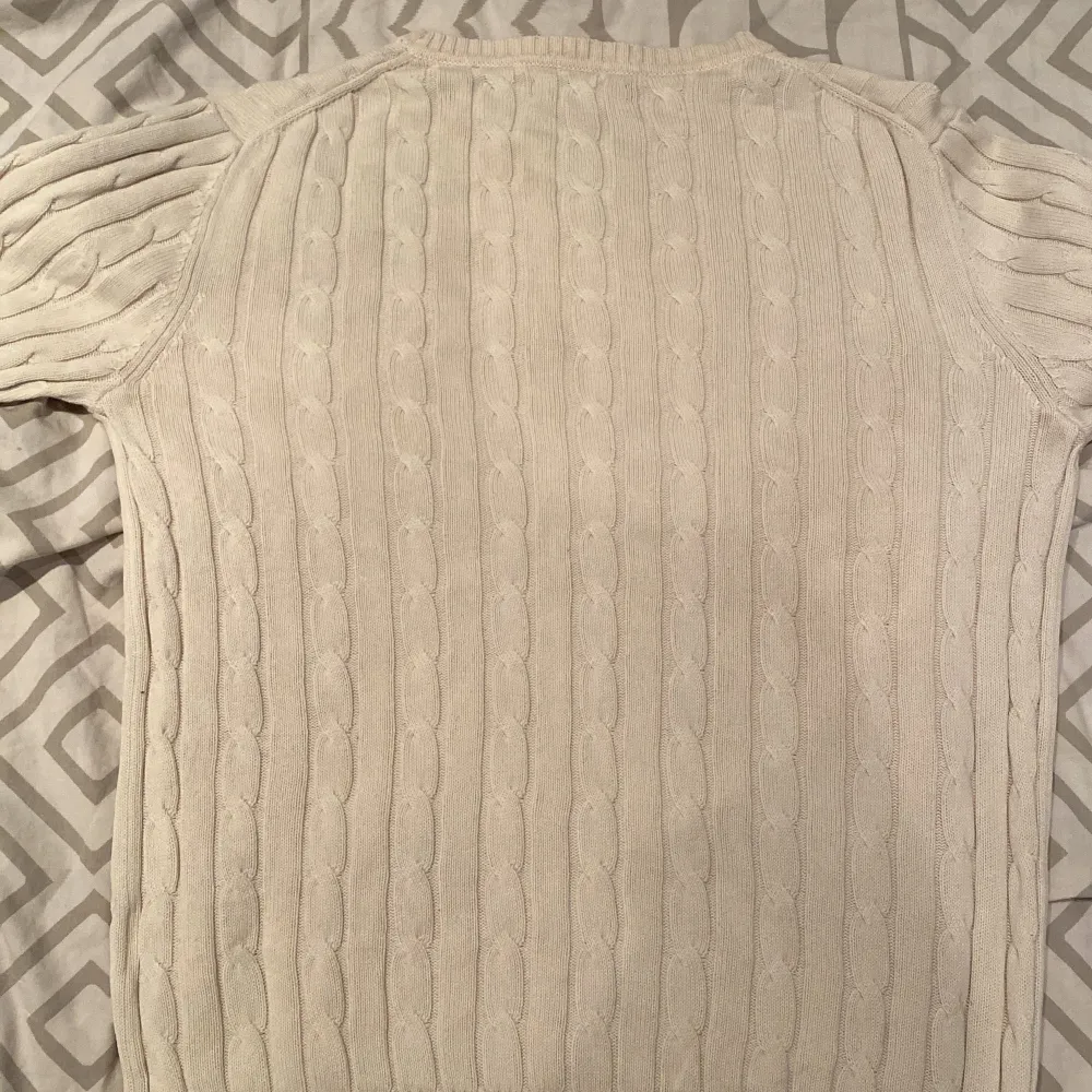 En gant sweatshirt i bra skick inga skador. Dessa typer av tröjor brukar vanligtvis kosta runt 1000 kronor och säljer denne pga att den är för stor pris kan diskuteras.. Stickat.