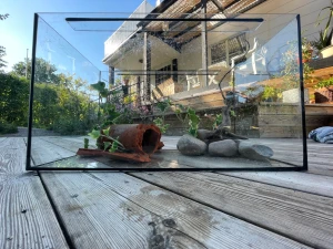 Akvarium med inredning  - Ett väldigt fint akvarium som är köpt i vintras men har inte andvänd det så mycket. Nypris 1100