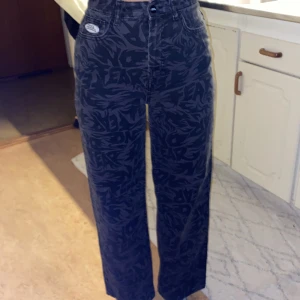 High waisted jeans - Svart high waisted jeans med bra kvalite, och med *FEAR* prints över det hela 