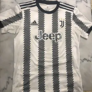 En sällan använd fotbolls tröja från självaste adidas sidan utan några anmärkningar 