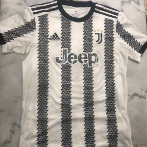Fotbollströja Juventus 2022  - En sällan använd fotbolls tröja från självaste adidas sidan utan några anmärkningar 