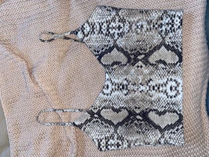 Croppat linne med ormprint 🤎 - Croppat linne från en liten butik i Australien🤎🐍 ganska tjockt tyg, jättebra kvalitet 