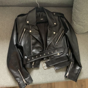 Skinnjacka  - Skinnjacka från BikBok som är lite croppad. Storlek Small.