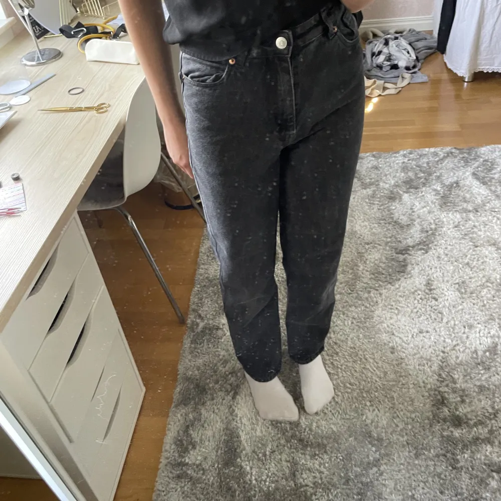 Svarta högmidjade jeans från monki. Storlek 34/36. Jeans & Byxor.