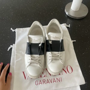 Valentino skor - Inköpta den 15 augusti 2022 i Stockholm NK, har kvitto kvar från bankutdraget, väldigt fint skick, säljer pga använder inte längre, skriv för fler frågor 💕💞💕💞