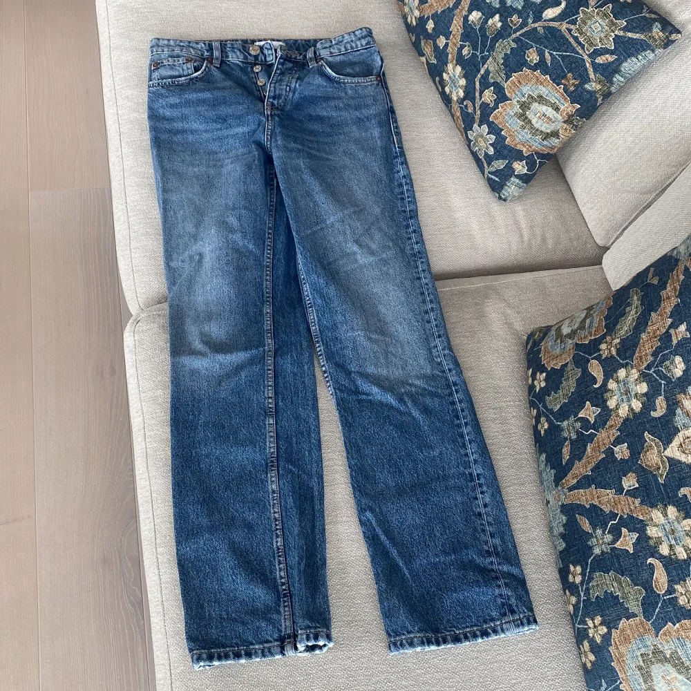 Ett par lågmidjade jeans ifrån zara. Storlek 36 men passar mig som är 165 och brukar ha 32/34. Endast använda några fåtal gånger. Frakten står köparen för!. Jeans & Byxor.