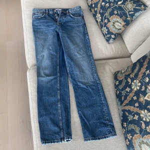 Jeans  - Ett par lågmidjade jeans ifrån zara. Storlek 36 men passar mig som är 165 och brukar ha 32/34. Endast använda några fåtal gånger. Frakten står köparen för!