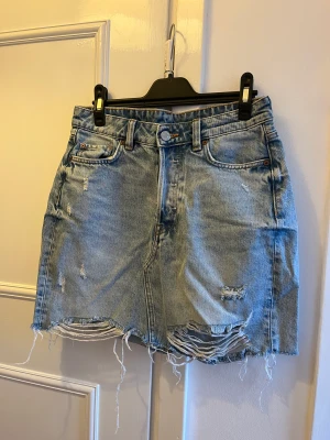 Jeanskjol Hm - Säljer denna jeanskjol från hm i mycket bra skick, storlek 36.