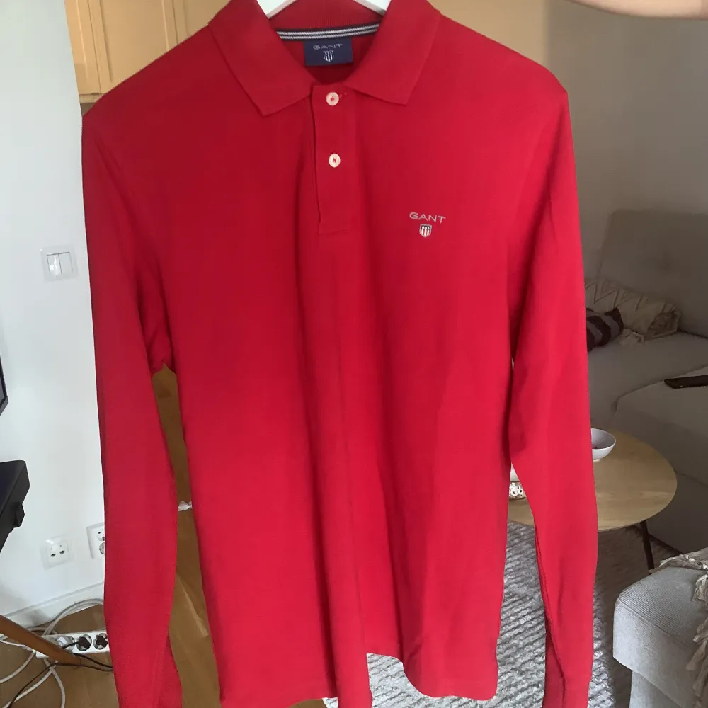 Långärmad piké tröja frå Gant i jätte fin röd färg. Säljes pågrund av ingen användning. Super fint skick. Nypris 800-900kr. Köparen står för frakt!. Tröjor & Koftor.