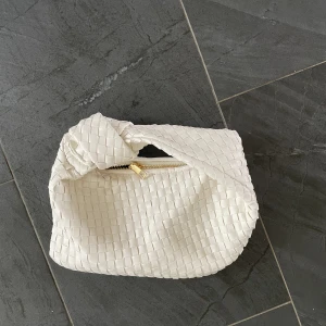Vit bottega väska  - Intressekoll på denna bottega liknande väskan. Aldrig använd, så är i bra skick💕 köpare står för frakten. 