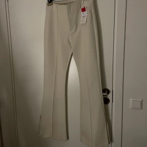 Kostymbyxor från bershka strl36 - Kostymbyxor med slit och fickor. Dessa är köpta från bershka med lappen kvar(Aldrig använt)! För bild på skriv privat 