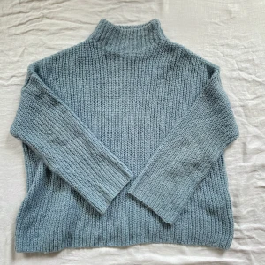 Blå stickad tröja - Stickad tröja i nyskick från Vila! Använd endast 1-2 gånger ⭐️ 50% Akryl, 25% Polyamid, 25% Polyester