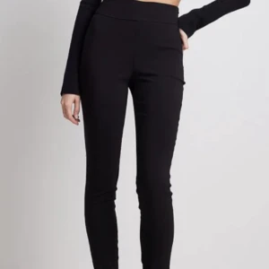 Superstretch byxor från na-kd - Byxor i stretch från na-kd, endast använda 1 gång pga fel strl. Nypris 299kr