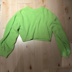 Tjocktröja  - Stickad grön croppad tjocktröja från H&M, helt oanvänd och inga defekter. 🫶