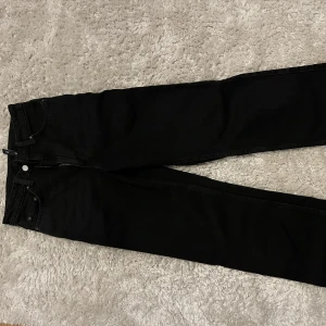 Weekday jeans  - Helt oanvända jättesnygga weekday jeans som tyvärr inte kommit till användning! Därför i jättebra skick! Modellen är ”Rowe extra high straight jeans”. NYPRIS: 590kr 