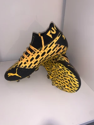 PUMA Future 5.1 Netfit FG/AG Spark - Har två par, ett i helt nyskick, ett i väldigt bra skick. Olika pris på dem såklart. Kontakta i dm. Storlek 42 på båda. Rshoes