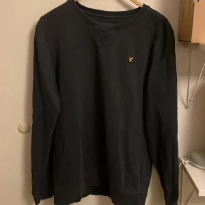 Lyle&scott set - Ett set lyle&scott kläder ( en sweatshirt och ett par short) Okej skick 