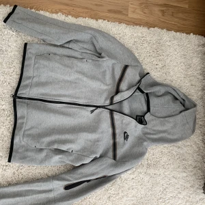 Nike tech fleese - Fint skick, stor och varm. Passar M/L Köparen står för frakt