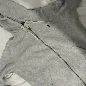 Kofta - Säljer denna Ralph koftan i storlek L men passar även folk i S eller M beroende på hur man vill att den sitter.