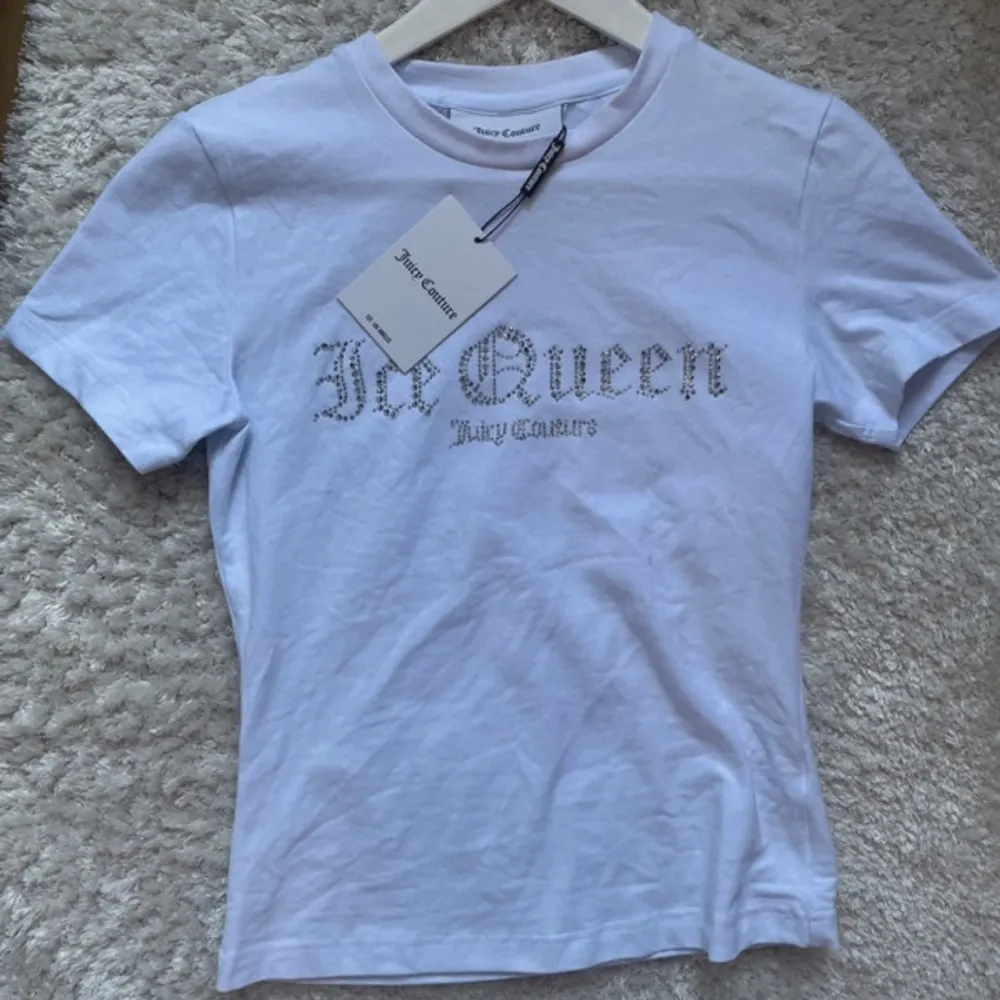 Supersöt vit T-shirt från Juicy Couture i storlek S med strass. Helt ny oanvänd med lappar kvar❤️. T-shirts.