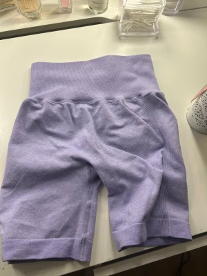 Lila tränings shorts  - Lila tränings shorts i storlek S som är andvända 2 gånger. 