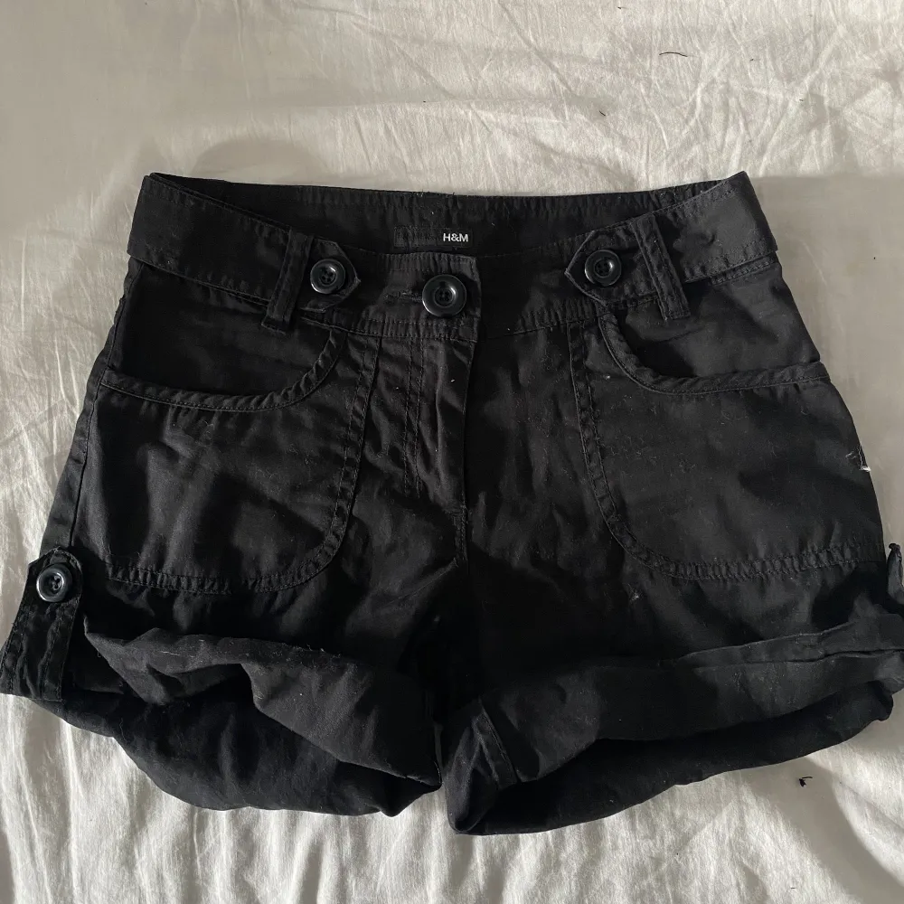 Säljer dom hör cargo shortsen för dom kommer ej till användning✨✨. Shorts.