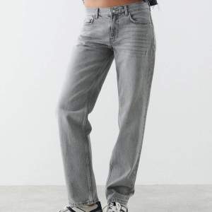 Grå ”Low straight jeans” från Gina Tricot i storlek 34, men mer i storlek S än XS. Org pris är 499