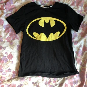 Batman babytee  - Säljer min Batman tröja för att den inte kommer till användning längre, sitter som en babytee på mig som är s (är egentligen barnstorlek) 
