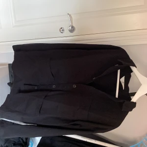 HM overshirt  - Säljer denna fina overshirt från HM som jag inte har användt alls eftersom den är för stor.  Str: 170  Nypris 400  Mitt pris: 200