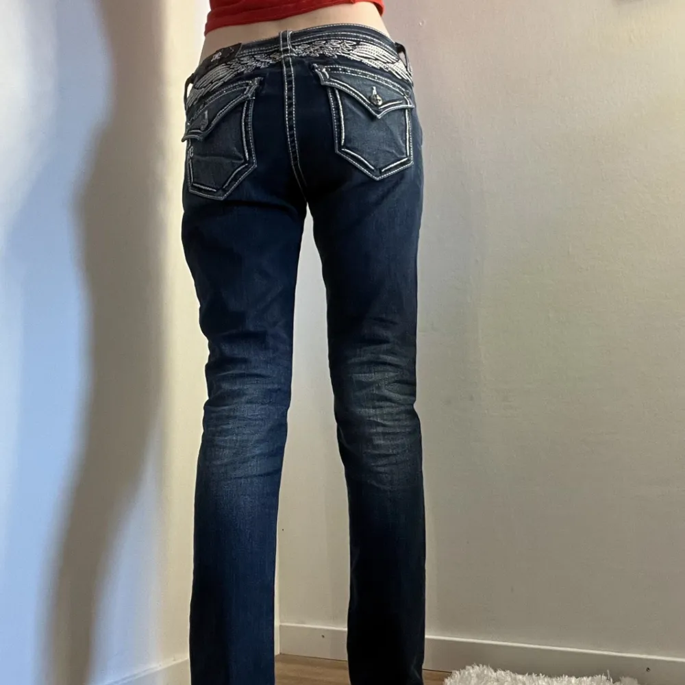 Säljer ett par Miss me jeans med jätte coola detaljer på bakfickorna. Jeansen är i modellen midrise-skinny. Innerbenslängden är 78,5cm. Skriv om du vill ha mera bilder eller har frågor 💓. Jeans & Byxor.