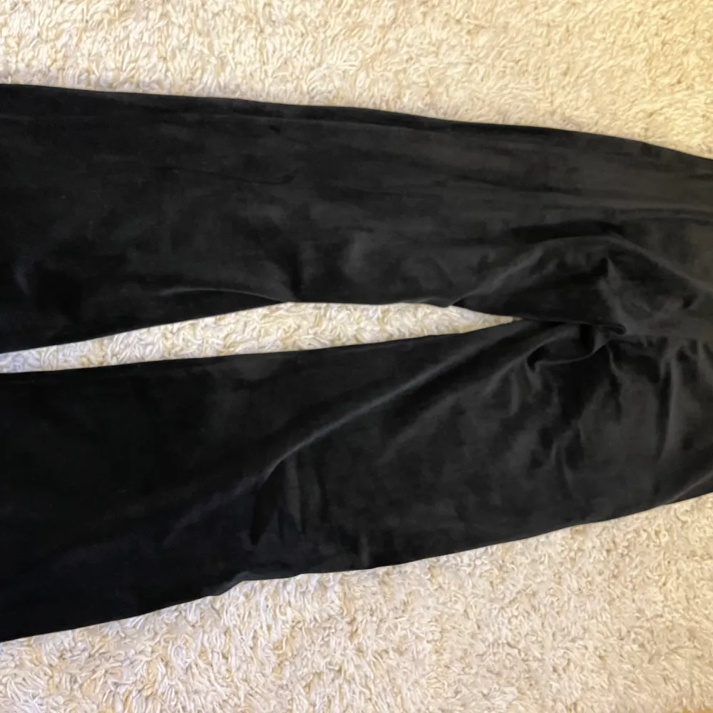 Ett par jätte sköna svarta byxor som liknar juicy byxorna i materialet. Köpt på Lindex för 350kr. Använda under 5 gånger. I storlek xs men passar även xxs-s. Kontakt för bilder på.💕. Jeans & Byxor.