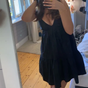 Klänning  - Säljer min fina zara klänning då den inte kommer till användning längre☺️postar alltid samma dag som du betalat!!💞