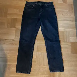 Svarta Seattle straight leg jeans från weekday 